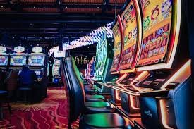 Antarmuka aplikasi mobile 4dlovers menampilkan permainan slot dan pilihan sportsbook di layar utama